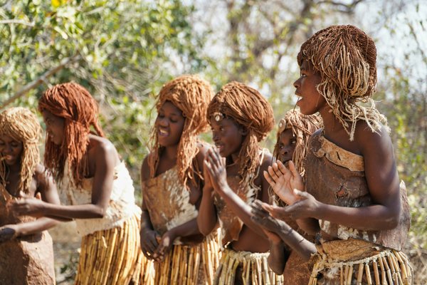 Quels sont les meilleurs conseils pour une immersion culturelle dans les tribus Himba en Namibie ?